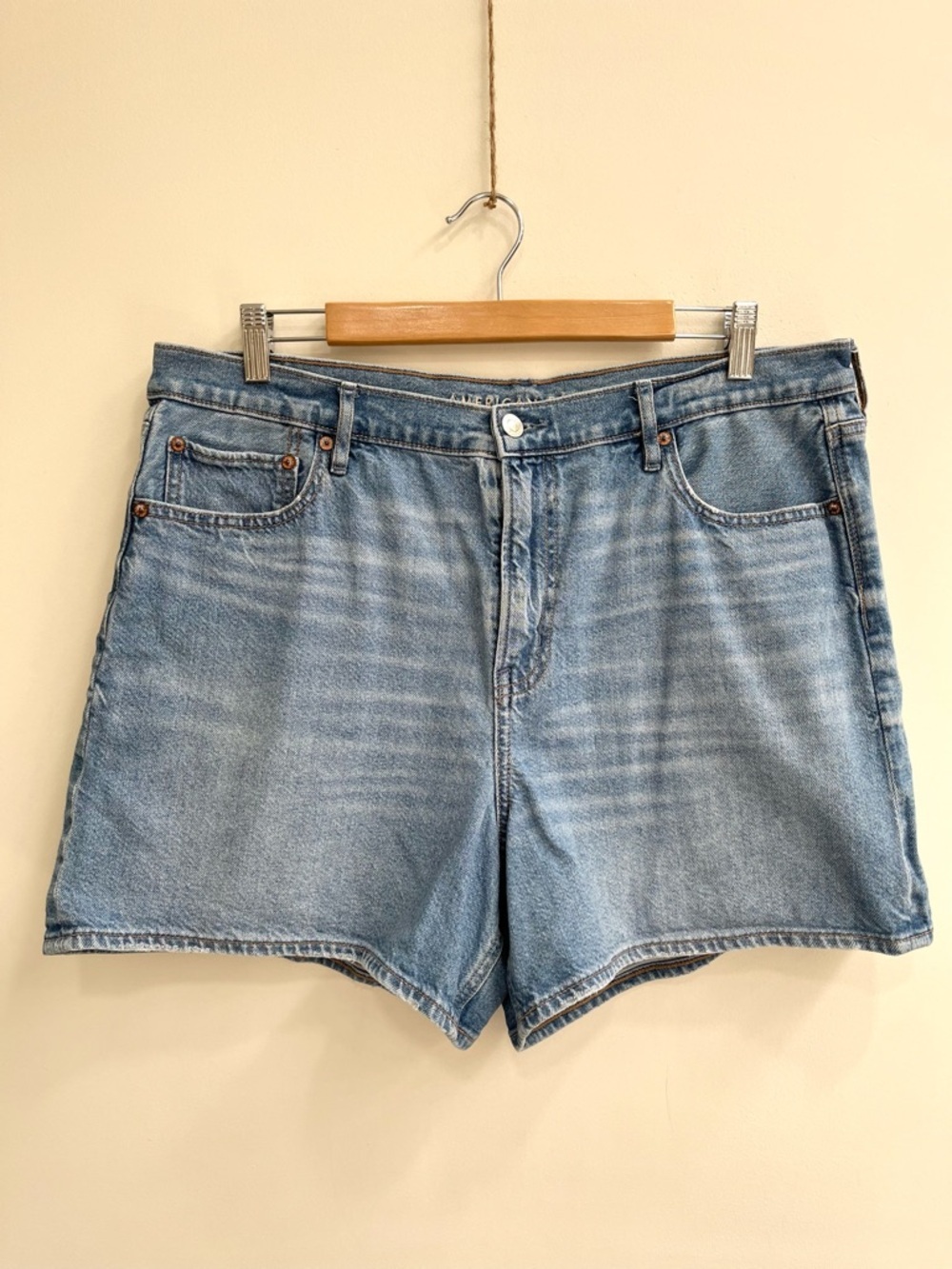 AE Strigid Super High-Waisted Relaxed Denim Shorts Medium Wash Plus Size 16